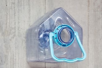 Riciclo creativo: da bottiglia a casetta